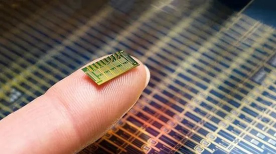 單機完成集成電路芯片平面度翹曲度測量